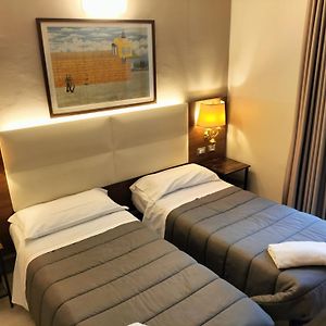 Zimmer mit zwei Einzelbetten